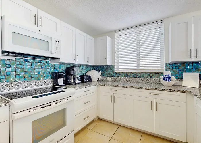 Coastal With Access Pool Sauna And Tennis Courts *